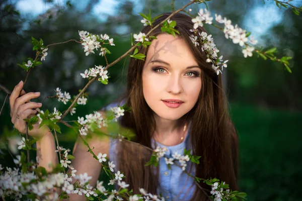 Snění v zahradě strom mladá žena s kvetoucí třešeň — Stock fotografie