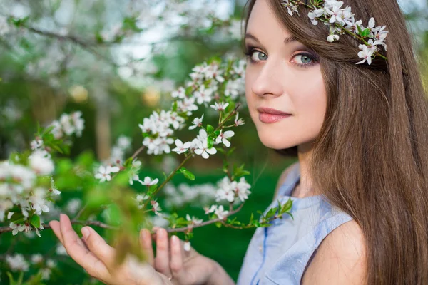 Porträtt av glad tjej poserar i blommande sommar trädgård — Stockfoto