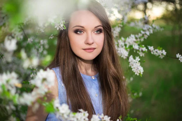 Close-up van portret van mooie vrouw poseren in de zomertuin — Stockfoto