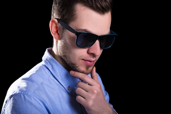 Genç yakışıklı adam hakkında bir şey b üzerinde düşünme güneş gözlüğü — Stok fotoğraf