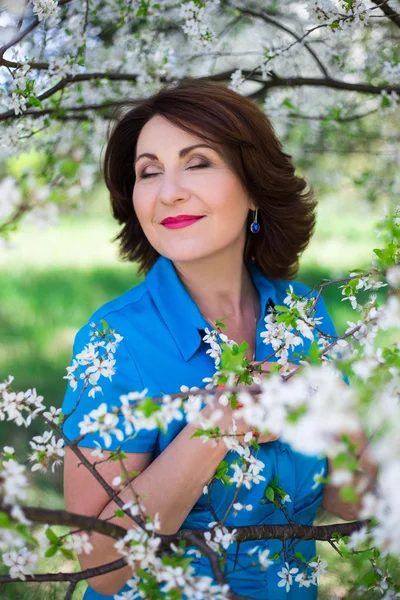 Happiness concept - portrait of middle aged woman posing in cher — Stock Photo, Image