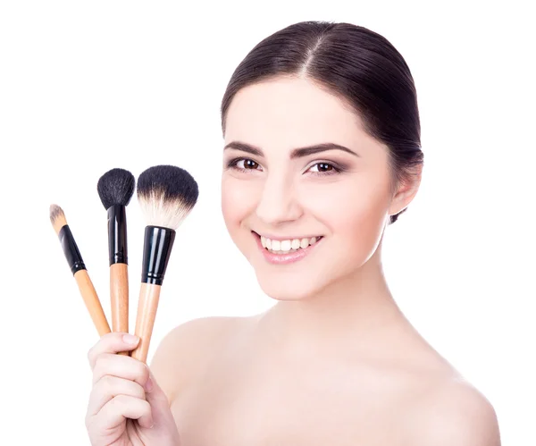 Retrato de joven bella mujer con maquillaje cepillos de cerca —  Fotos de Stock