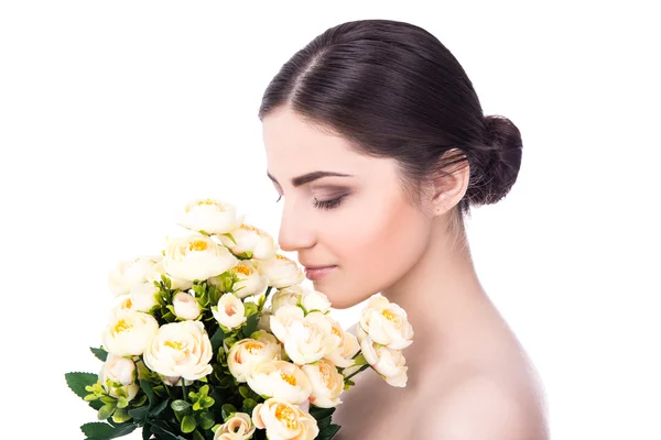 Vista lateral de uma jovem mulher bonita com flores isoladas em whit — Fotografia de Stock