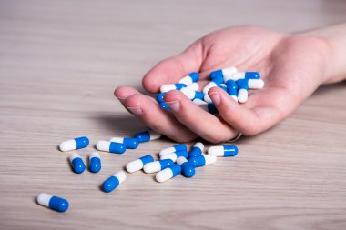 aşırı doz kavramı - el yerde haplarla 