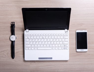 İşyeri - üstten görünüm beyaz dizüstü bilgisayar, akıllı telefon ve izle t