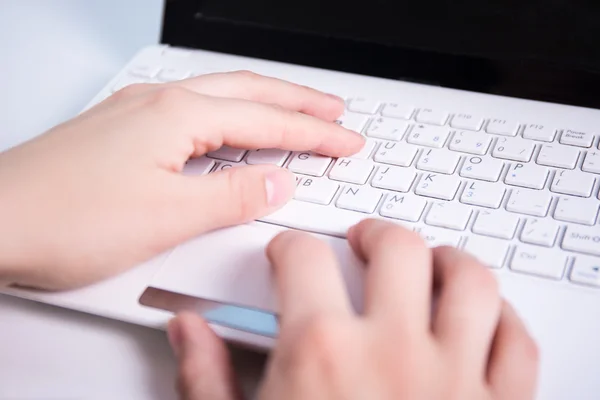 Le mani di donna d'affari che digitano su tastiera di computer portatile — Foto Stock