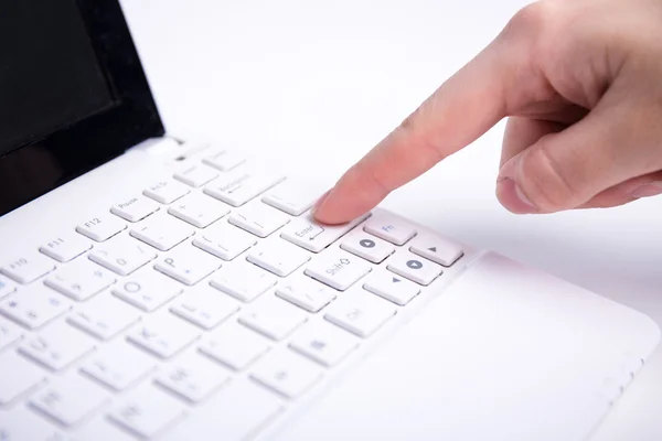 Kvinnlig hand trycka enter-knappen på laptop tangentbord — Stockfoto