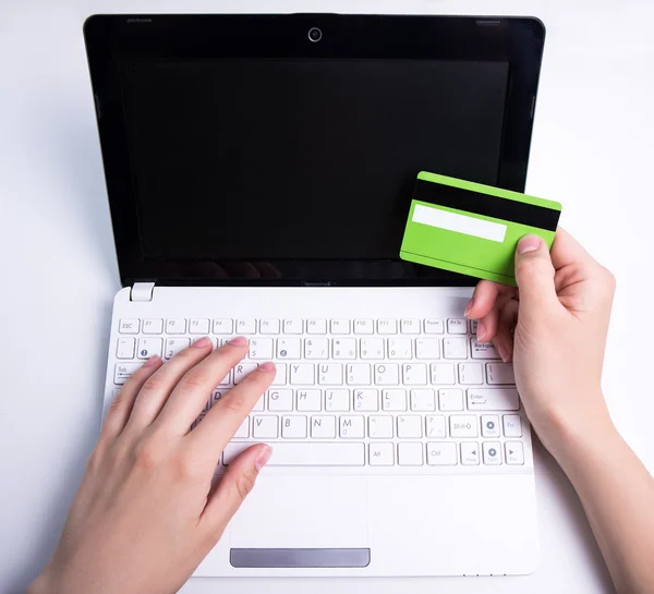 Compras online - laptop com tela em branco e mãos segurando cre — Fotografia de Stock