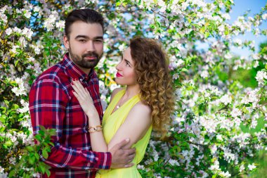 güzel çift çiçek açan bahçede poz