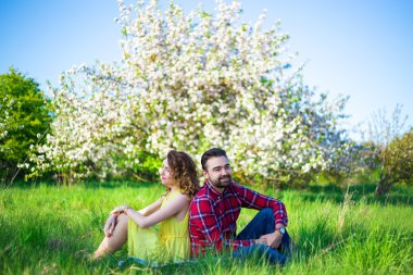 parkta oturan aşık güzel Çift