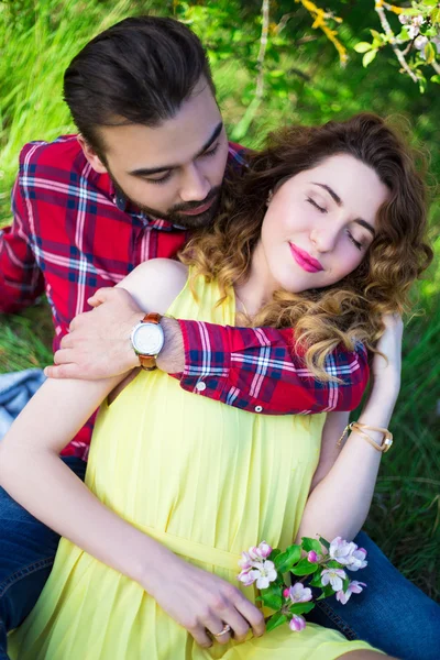 Junger Mann umarmt seine Freundin im Garten — Stockfoto