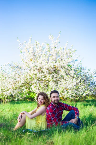 피크닉-행복 한 아름 다운 부부 사랑 공원에 앉아 — 스톡 사진