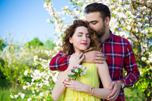 Young couple in love embracing in park — Stock Photo, Image