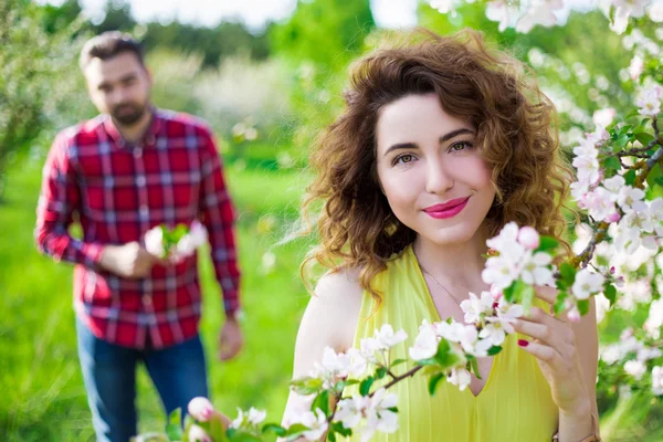 Portret van jonge mooie vrouw met haar vriendje in tuin — Stockfoto