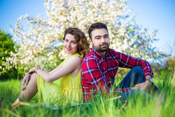 Yaz ve mutluluk - aşık oturan güzel çift gülümseyen