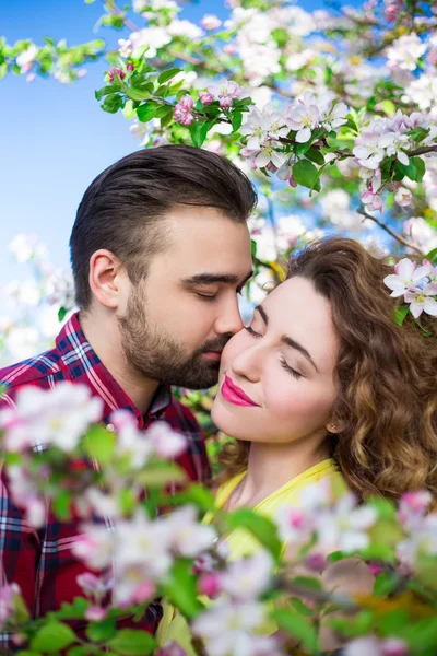 Sevgi ve mutluluk - yakın güzel çift kissi portresi — Stok fotoğraf