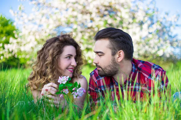 genç güzel çift yalan ve parkta konuşuyor