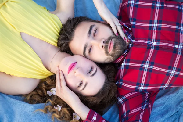 담요에 누워 젊은 아름 다운 커플의 상위 뷰 — 스톡 사진