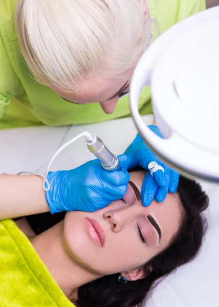 Bovenaanzicht van schoonheidsspecialist toepassing van permanente make-up op wenkbrauwen — Stockfoto