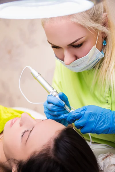 Maquillaje permanente - cosmetóloga profesional, trabajo en moderno —  Fotos de Stock