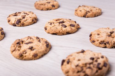 Tahta masada çikolatalı kurabiyeler.
