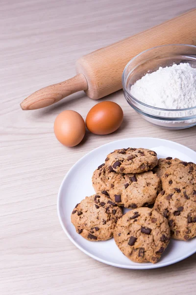 Concepto de panadería - galletas de chispas de chocolate, huevos y harina en r. —  Fotos de Stock
