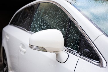 Oto yıkama kavramı - köpük arabaya