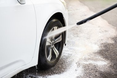 yüksek basınçlı su ile yıkama araba