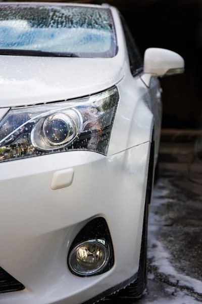 Concepto de lavado de coches - coche limpio en espuma — Foto de Stock