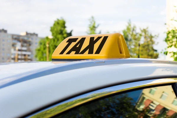 Lampada con parola taxi sul tetto auto — Foto Stock
