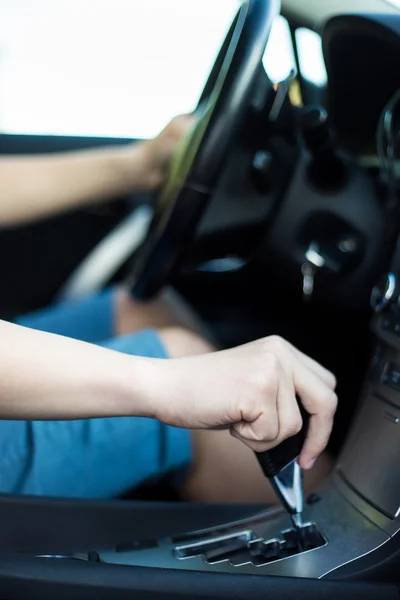 Mano del conducente che sposta la leva del cambio — Foto Stock