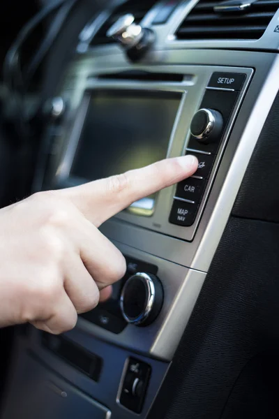 Macho mano presionando el botón en el coche — Foto de Stock