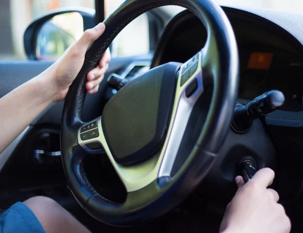 Рука водія тримає ключ автомобіля для запуску автомобіля — стокове фото
