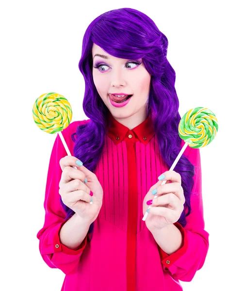 Grappige jonge vrouw met paars haar en kleurrijke lollies isolat — Stockfoto