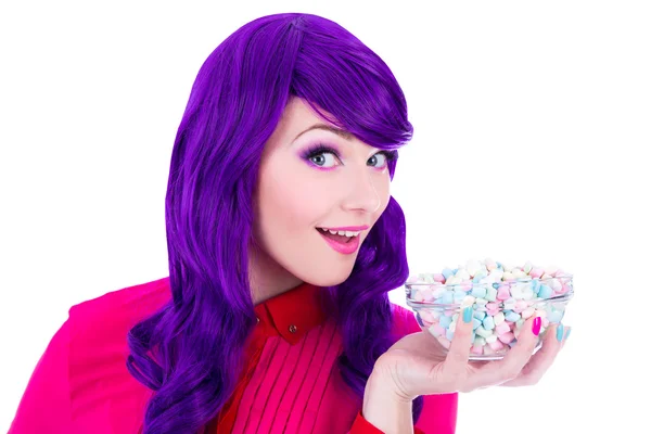Nő, lila haj gazdaság mini marshmallows isola tál — Stock Fotó