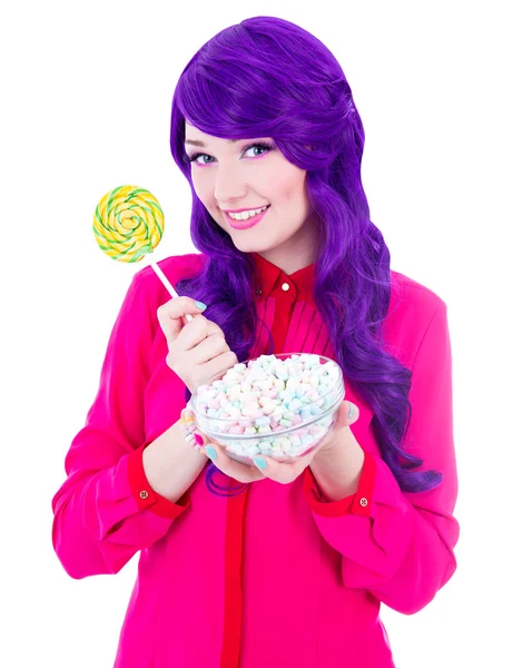 Smiling woman with purple hair holding bowl with mini marshmallo – stockfoto