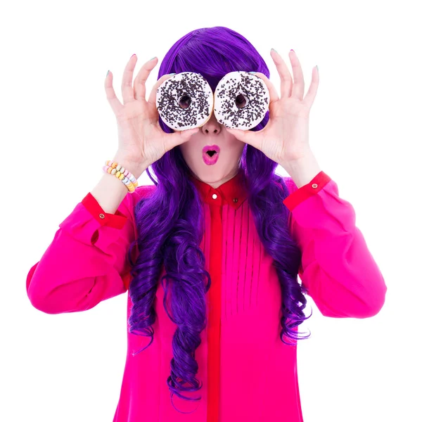 Mulher bonita com cabelo roxo, cobrindo-lhe os olhos com rosquinhas eu — Fotografia de Stock