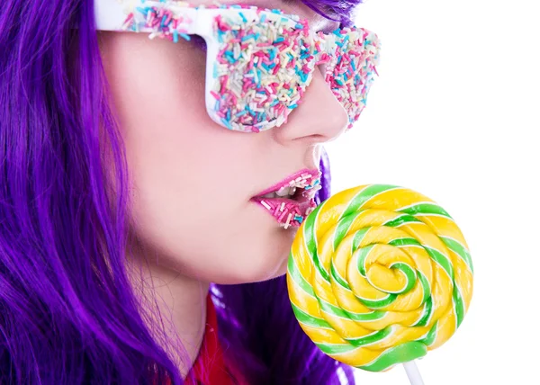 Närbild porträtt av vacker kvinna med lila hår, lollipop — Stockfoto