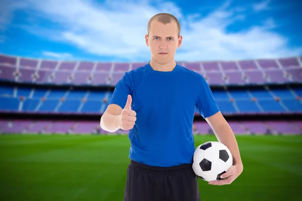 Giocatore professionista con pallone da calcio sul campo — Foto Stock