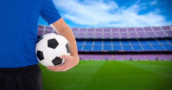 Jogador de futebol, segurando uma bola de futebol no campo do estádio grande — Fotografia de Stock