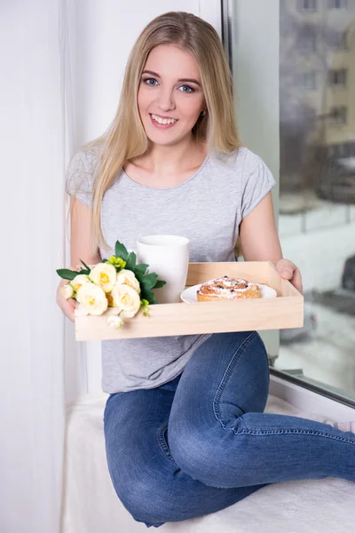 Mujer joven desayunando en casa — Foto de Stock