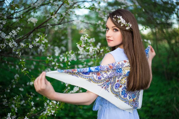 Mulher jovem caminhando na florescência verão jardim — Fotografia de Stock