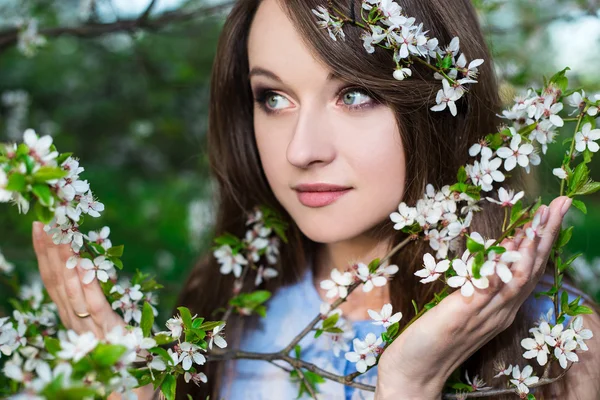 Close up portrait of beautiful woman in blooming cherry garden — Stock Photo, Image