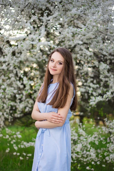 Retrato de hermosa mujer posando en el jardín de verano — Foto de Stock