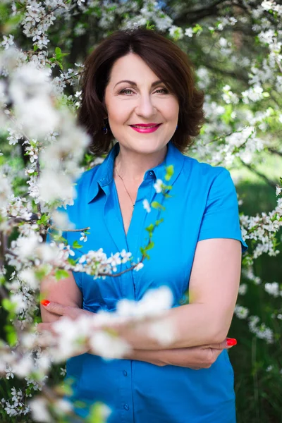 Middelste leeftijd vrouw in zomertuin — Stockfoto