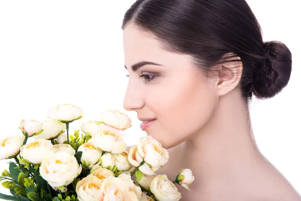 Close-up retrato de uma jovem mulher bonita com a pele perfeita e — Fotografia de Stock