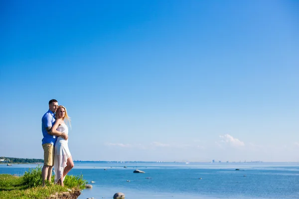 Retrato de casal feliz no amor posando com belíssima vista mar — Fotografia de Stock