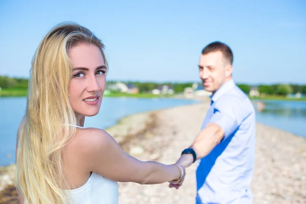 Retrato do lindo casal apaixonado na praia de verão — Fotografia de Stock