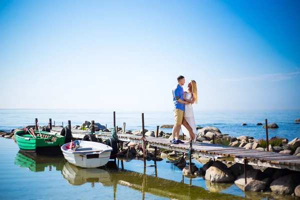 Romantik genç çift ayakta iskelede — Stok fotoğraf