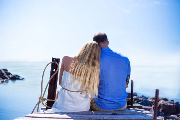 Arkadan görünüşü iskelede oturup romantik genç Çift — Stok fotoğraf